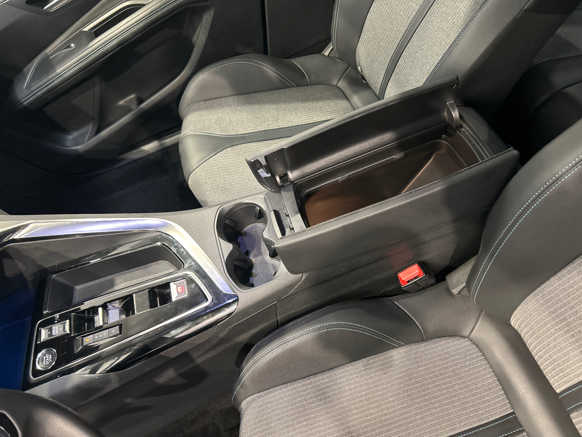 PEUGEOT 3008 Hybrid 136 e-DCS6 Allure Pack