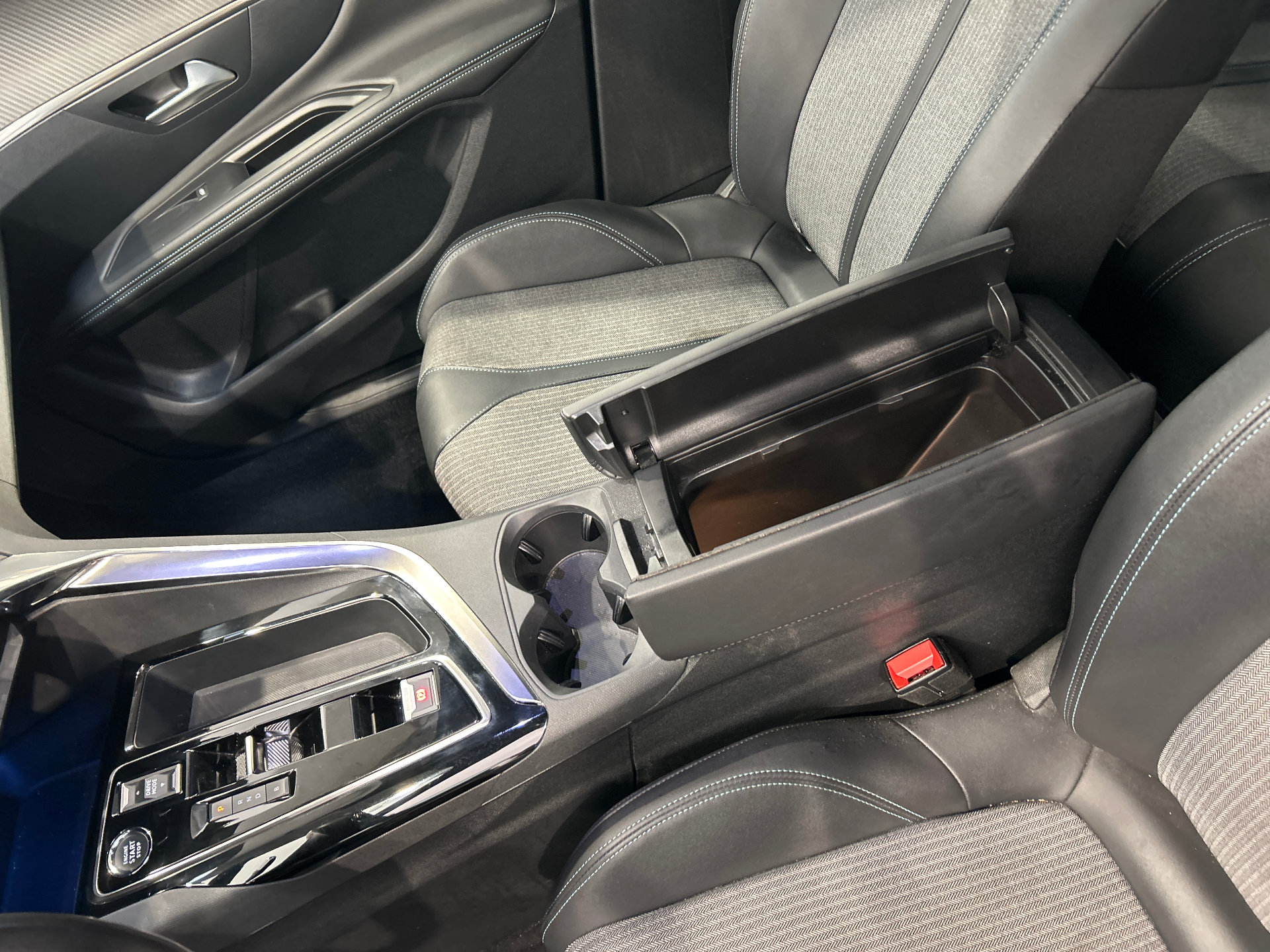 PEUGEOT 3008 Hybrid 180 e-EAT8 Allure Pack