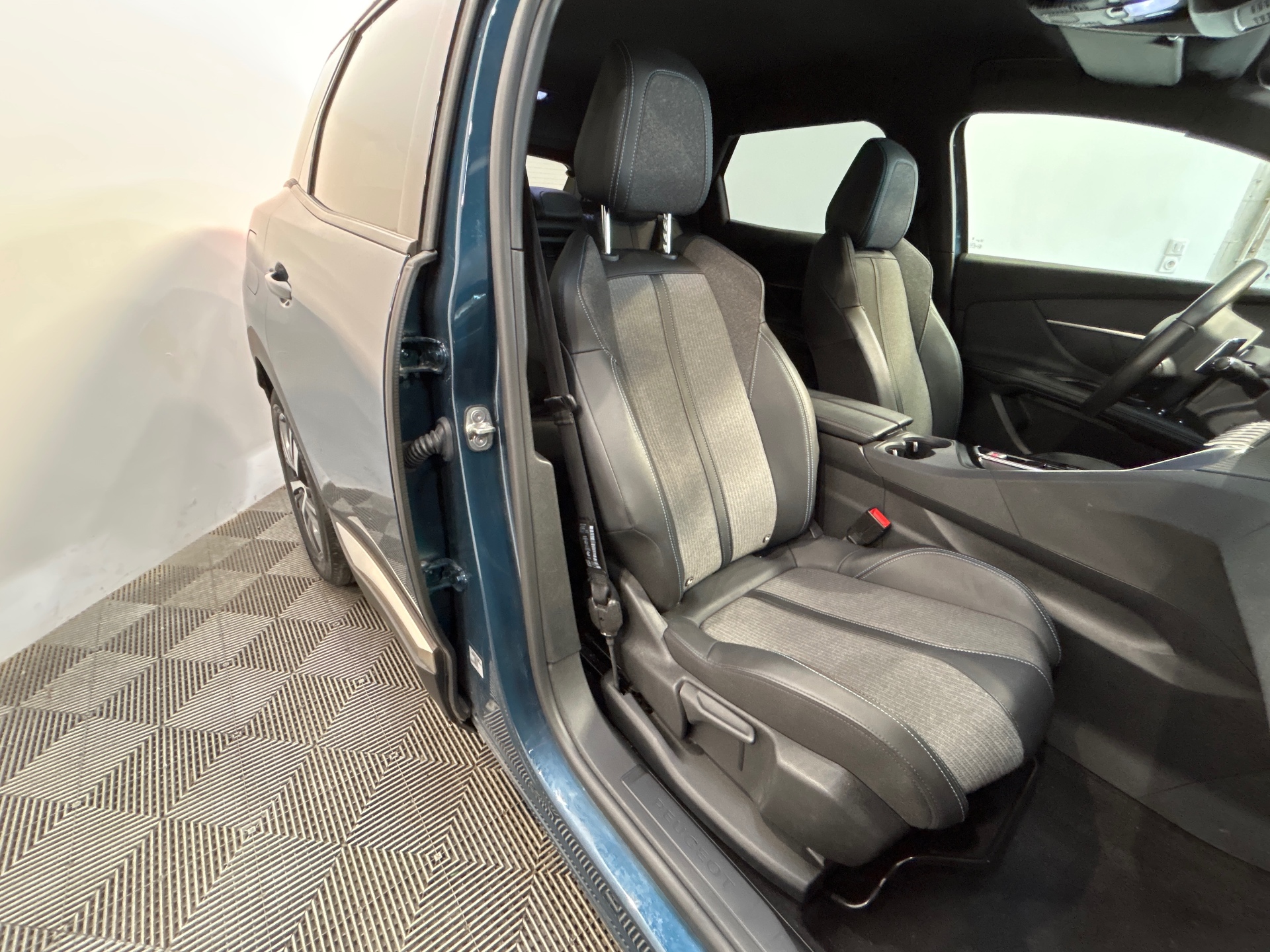 PEUGEOT 3008 Hybrid 180 e-EAT8 Allure Pack