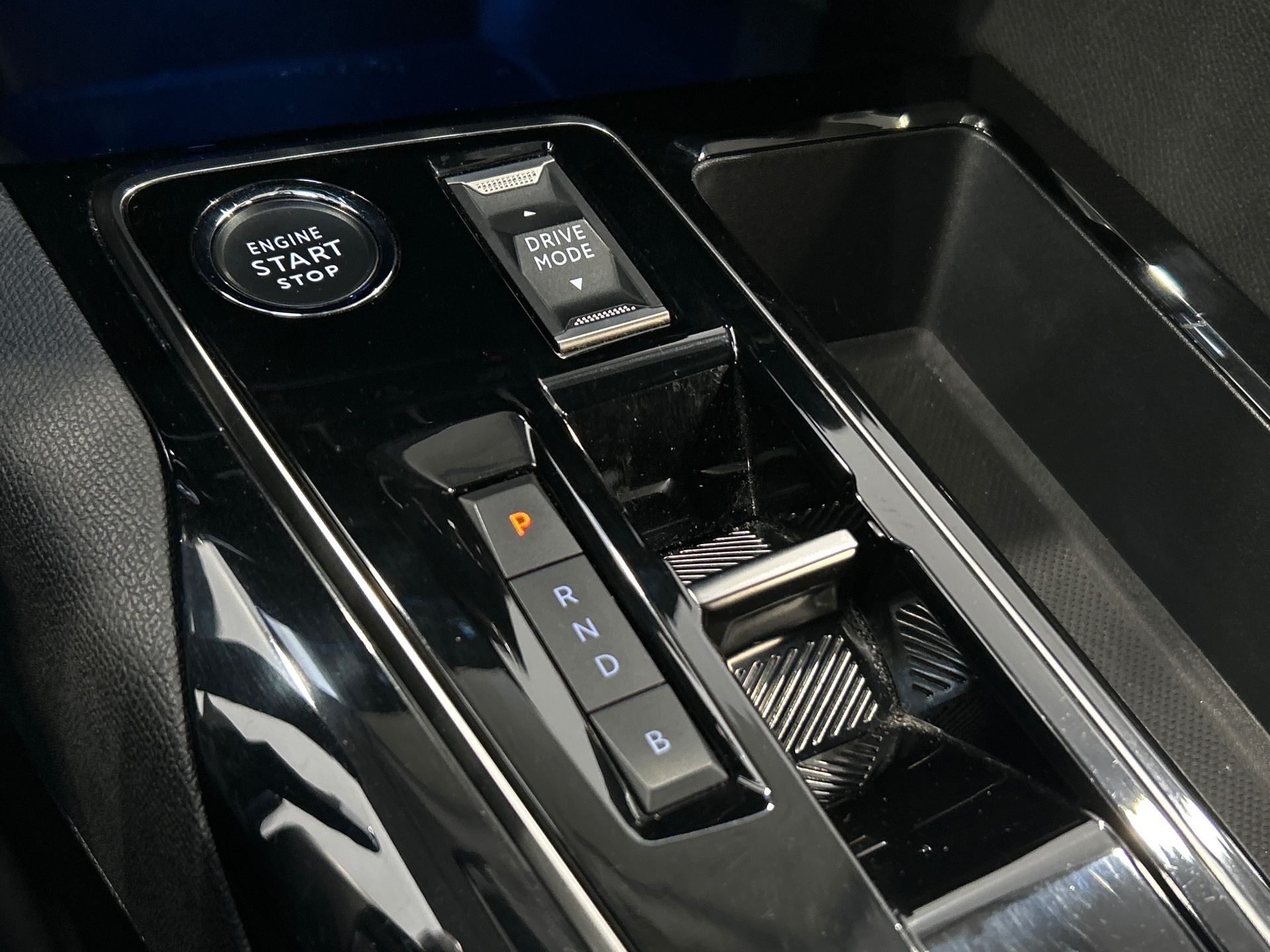 PEUGEOT 3008 Hybrid 180 e-EAT8 Allure Pack