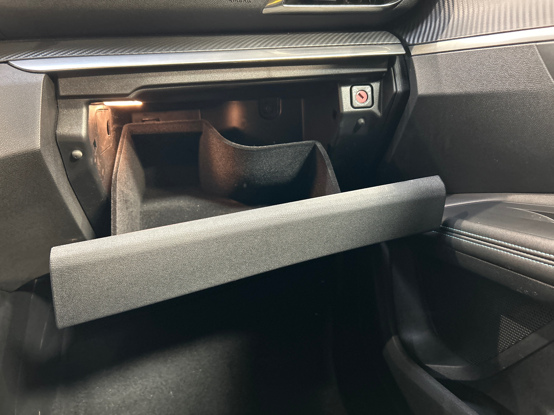 PEUGEOT 3008 Hybrid 180 e-EAT8 Allure Pack