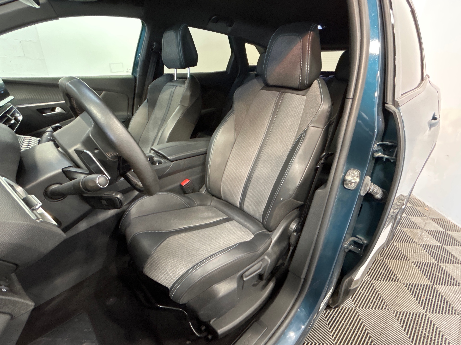 PEUGEOT 3008 Hybrid 180 e-EAT8 Allure Pack